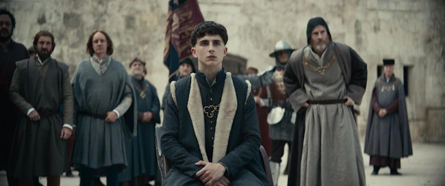 Hal (Timothée Chalamet) nousee isänsä paikalle Englannin kuninkaaksi.