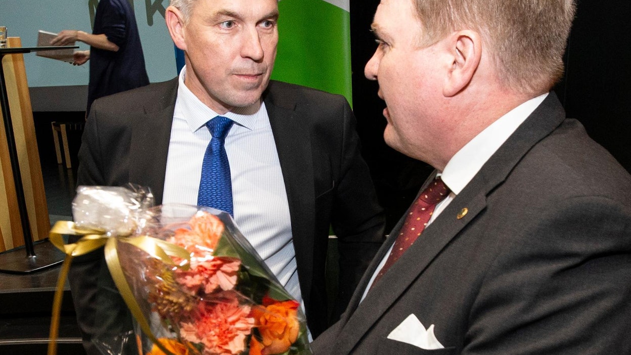 MTK:n puheenjohtaja Juha Marttila onnitteli torstaina johtokunnan jäseneksi valittua Asko Miettistä.