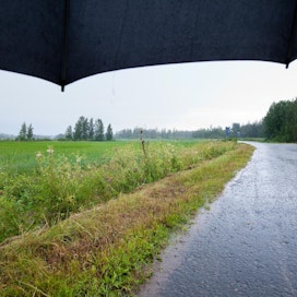 Tänään sateita on odotettavissa eniten maan länsiosaan. Sadekertymät saattavat olla paikoittain jopa yli 20 millimetriä.