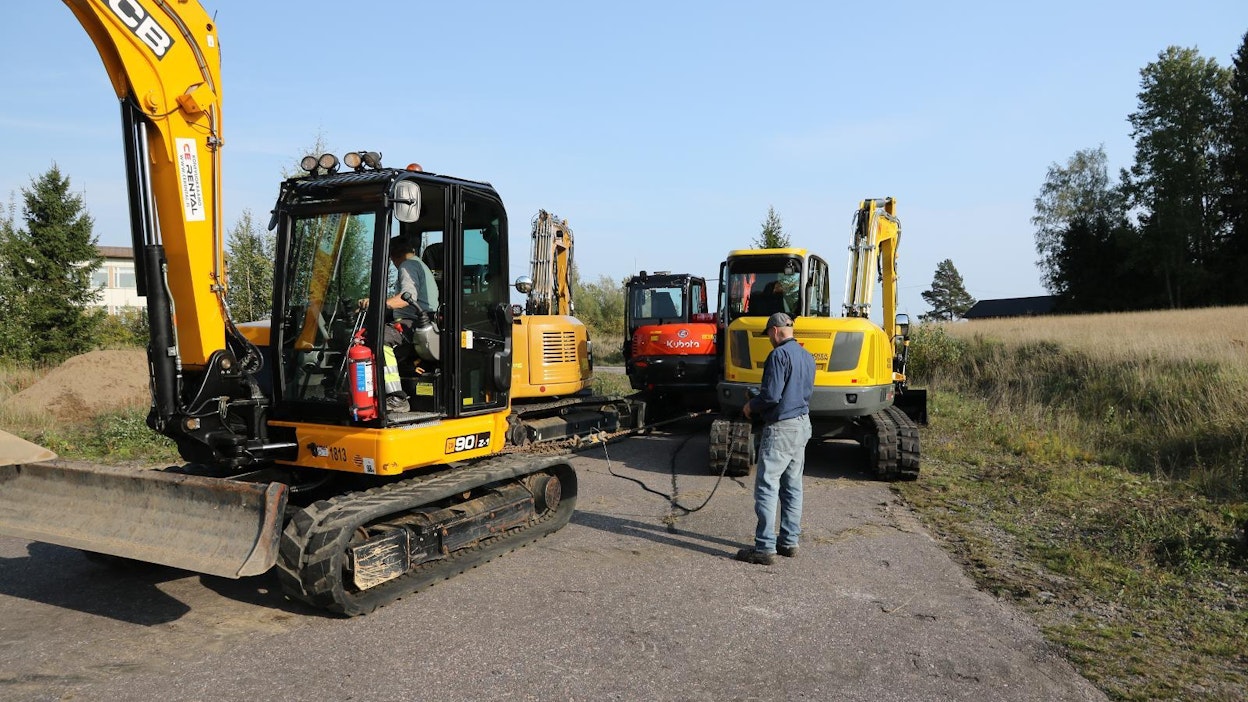 The tractive force was measured with a balance with strain gauges. The other machines were used as counterweight, in the case shown in the picture, three machines were needed.