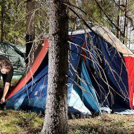 Metsähotelleista voi varata majoituspaikan joko riippumatosta, vaellusteltasta tai puolijoukkueteltasta. Nuku yö ulkona -tapahtumia järjestetään ympäri Suomen.