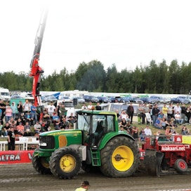 Kahtena kesänä tractor pulling -kilpailuja kiertänyt Uusitalo Green Teamin Witni-traktori päästää pakoputkestaan huomattavan vähän mustaa savua. Moottorissa on keskitytty kaiken syötettävän polttoaineen polttamiseen ja palotapahtuman tarkkaan hallintaan uutta tekniikkaa hyödyntäen.