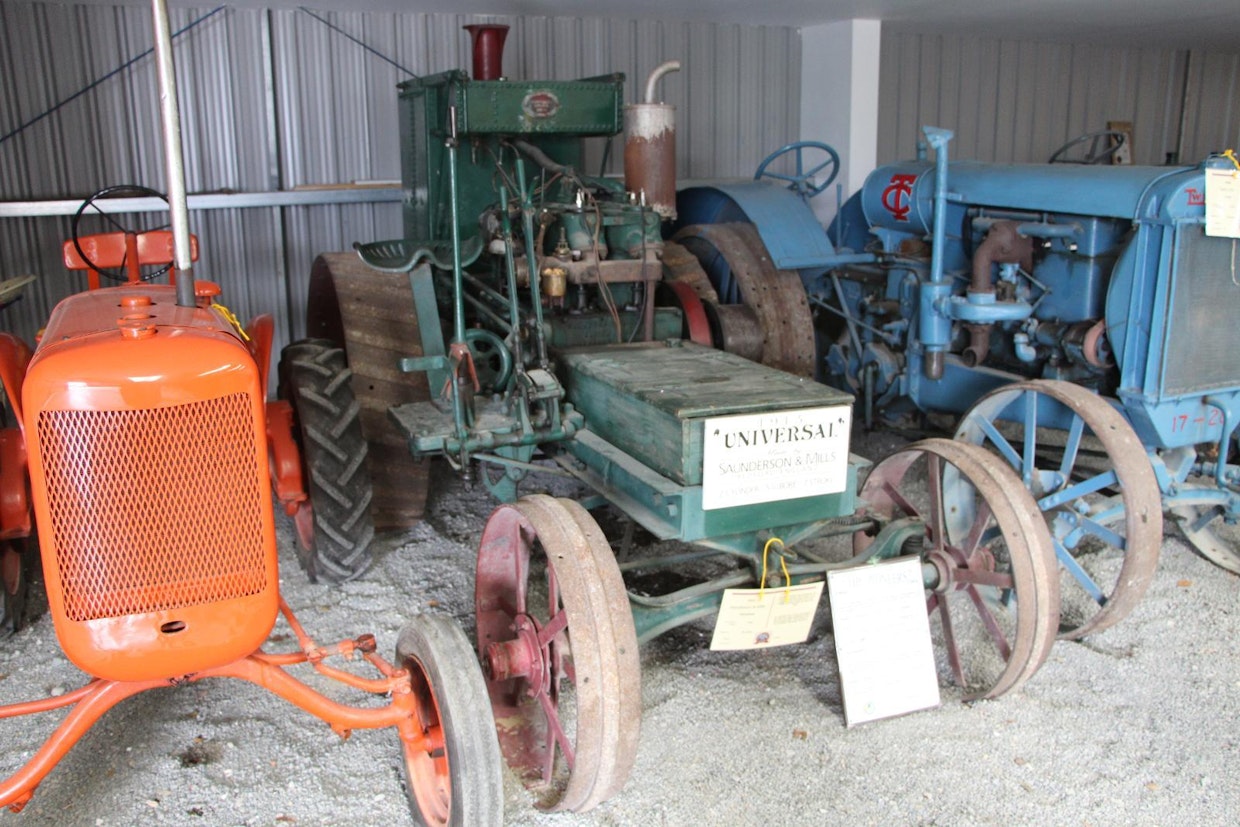 Saunderson Universal F on Geraldinen museon ja koko Uuden- Seelannin vanhin teollisesti tuotettu traktori. Englannin Bedfordissa vuonna 1913 valmistunut peltoveturi on 14-hevosvoimainen ja sen 2-sylinterisessä poikittaisessa moottorissa on tilavuutta suunnilleen 5 litraa. Seuraavassa versiossa jäähdytin oli edessä ja kuljettajan paikka moottorin takana. (Geraldine)