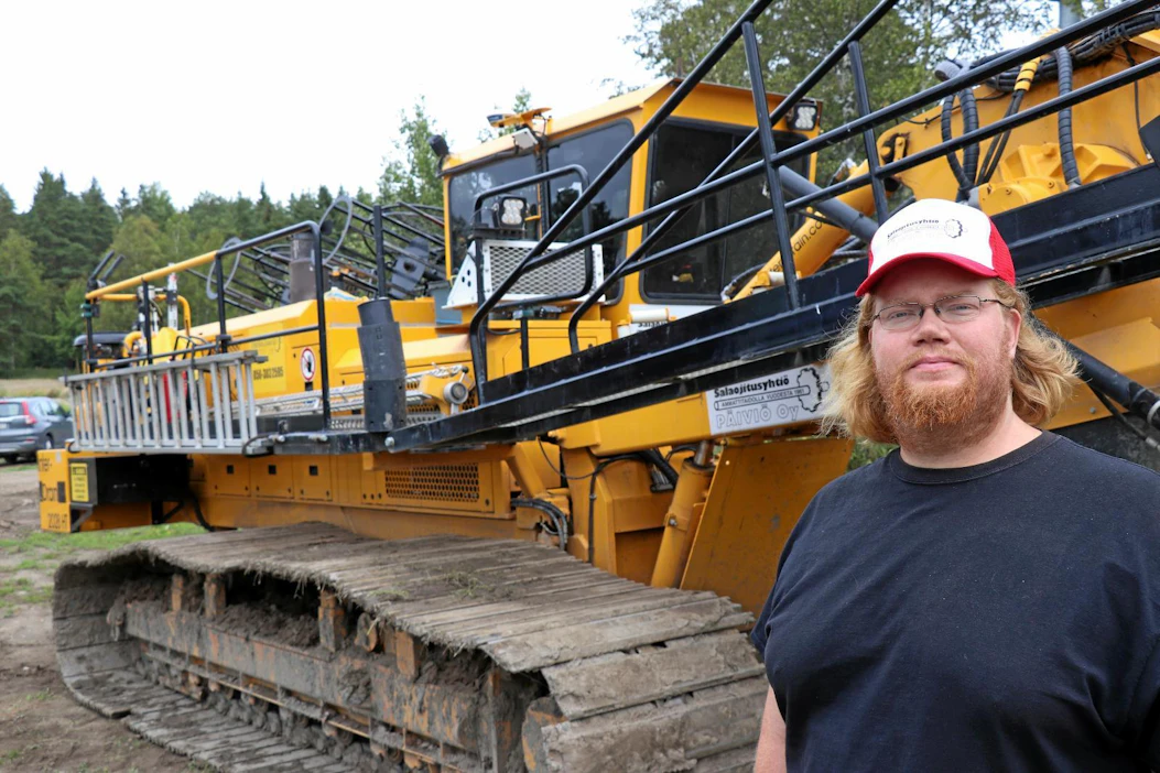 Salaojaurakoitsija Topi Päiviö Eurasta harmittelee, ettei ole päässyt hyödyntämään täysimääräisesti kuluvan kuivan kesän olosuhteita. Kuivalla kelillä työn laatu on parempaa, ei tule painumia eikä kuraa mene joka paikkaan.