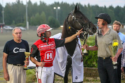Apuvalmentaja Teuvo Kivivuori, Santtu Raitala, Atupem ja Antero Tupamäki ovat kokeneet juhlahetkiä yhdessä. Kuinka käy Suur-Hollolassa?