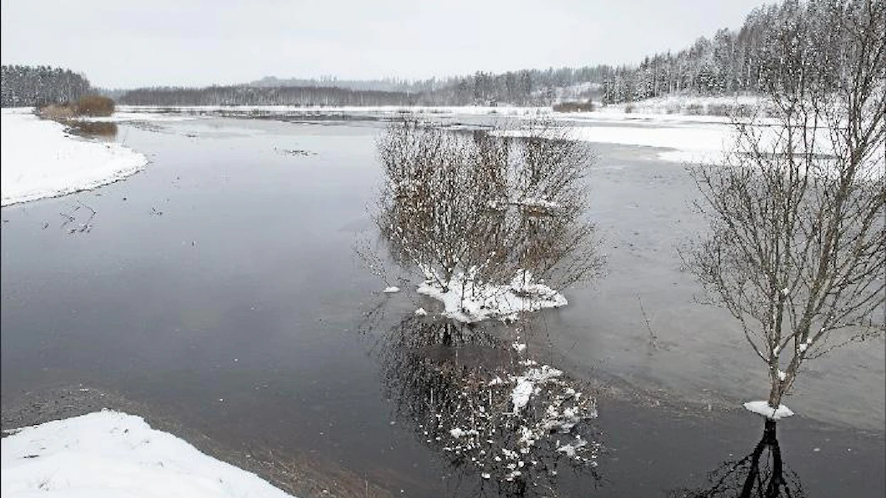 Suopellontiellä Hyvinkäällä sulamisvedet eivät enää mahdu ojaan, vaan tulvivat pellolle. Kimmo Haimi