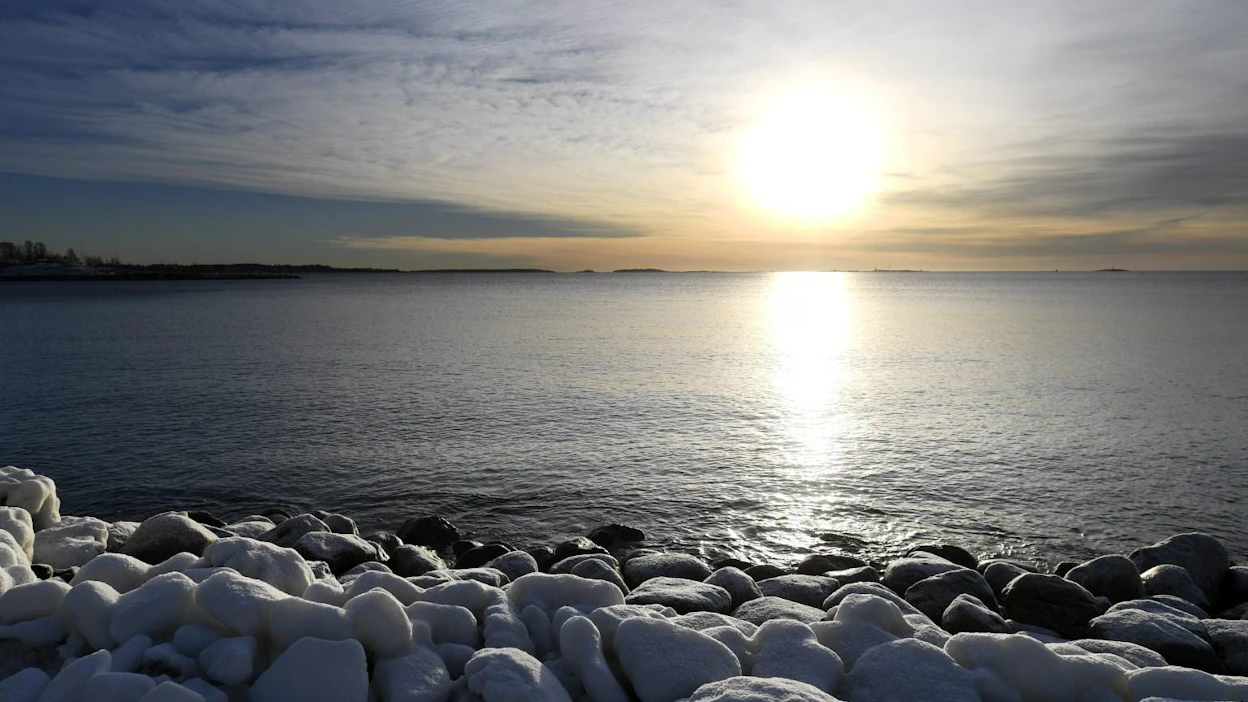Aurinko paistoi kuulaassa pakkassäässä myös tammikuun lopulla Eiranrannassa Helsingissä.