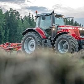 Massey Ferguson 7722 Dyna-6 -traktori sai kiitosta mm. vetotehostaan.