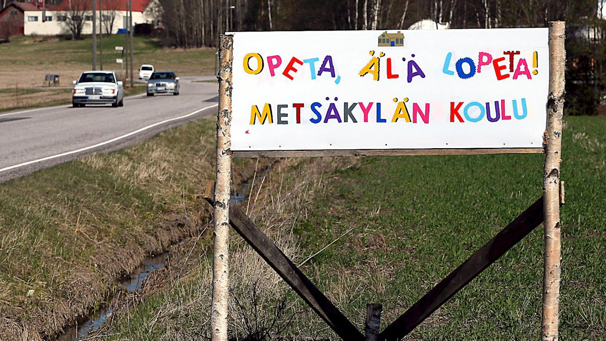 Nurmijärven Metsäkylän koulua uhkasi lakkautus vuonna 2016. Vanhempainyhdistys taisteli tuolloin koulun säilyttämisen puolesta.