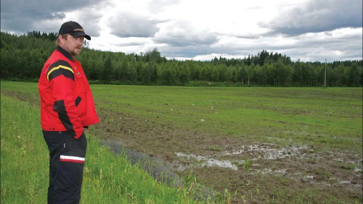Viljelijä Arto Isomäen pellot Ähtärissä ovat vetistä velliä sateiden takia. Timo Aalto