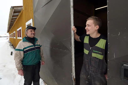 Antti Pukara (oik.) jatkaa sikataloutta toistaiseksi isä-Kalevin rakentamissa tiloissa.