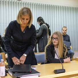 Toimittaja Johanna Vehkoo (oik.) hänen asianajaja Martina Kronström valmistautuvat istuntoon Rovaniemen hovioikeudessa elokuussa.
