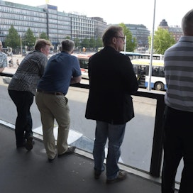 Metalliliiton miehet odottivat perjantaina iltapäivällä Hakaniemessä liiton puheenjohtajan Riku Aallon saapuvan kilpailukykysopimusneuvotteluista. LEHTIKUVA / MARKKU ULANDER