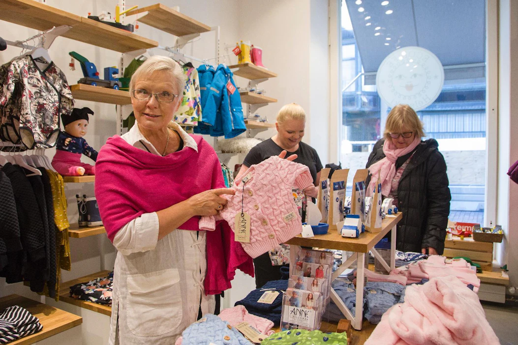 Anne Linnonmaa (vas.) auttoi Sanna Kayalia lastenvaateliikkeen käynnistämisessä. Asiakas Anne Valtanen arvostaa turvallisia lastenvaatteita.
