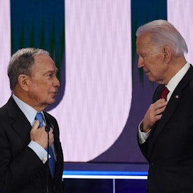 Miljardööri Michael Bloomberg (vas.) asettui tukemaan Joe Bideniä demokraattien presidenttiehdokkaaksi. Vielä hetki sitten poliittiseksi ruumiiksi epäilty Biden nousi kertaheitolla kisan kärkipaikalle.