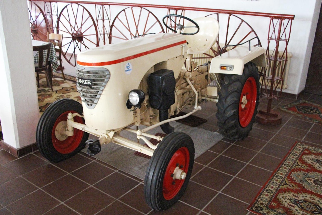 Zanker M1 oli paremmin kodinkoneistaan tunnetun firman valmistusohjelmassa 3 vuoden ajan, kunnes sen valmistusoikeudet myytiin Bautzille vuonna 1951. Renkaita lukuun ottamatta kokonaan omatekoisen traktorin moottori on 1-sylinterinen 2-tahtidiesel,  tilavuutta on reilu litra ja tehoa 14 hv. Noin sadan traktorin jälkeen firma päätti keskittyä leipälajiinsa, eli pesukoneisiin ja sähköliesiin. (Sonsbeck)