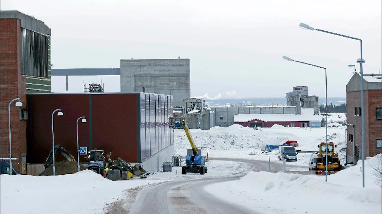 Uutta biojalostamoa suunnitellaan rakennettavaksi Keitele Groupin tontin pohjois- ja luoteispuolelle, kuvassa takaoikealle. Maata on hankittu reilut 150 hehtaaria. Stora Enson vanhoja rakennuksia on käytettävissä. Pekka Fali