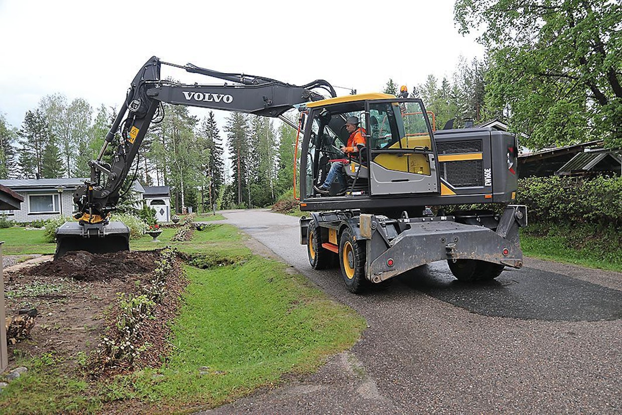 Vertailun pitkäperäisenä verrokkina toimi Volvo EW160E.