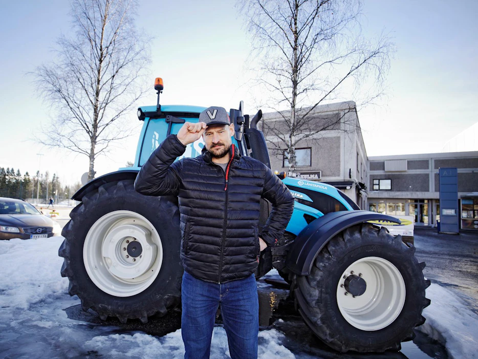 Saavuttuaan Jyväskylään kesällä 2015 Nolan Yonkman osallistui sponsorin järjestämään traktorien taitoajokisaan. Paikalla olleiden yllätykseksi hän pyöritti traktoria kuin vanha tekijä ja voitti kilpailun. ”Kotitilallani Kanadassa on paljon isompia koneita”, hän toteaa.