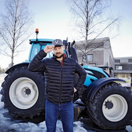 Saavuttuaan Jyväskylään kesällä 2015 Nolan Yonkman osallistui sponsorin järjestämään traktorien taitoajokisaan. Paikalla olleiden yllätykseksi hän pyöritti traktoria kuin vanha tekijä ja voitti kilpailun. ”Kotitilallani Kanadassa on paljon isompia koneita”, hän toteaa.