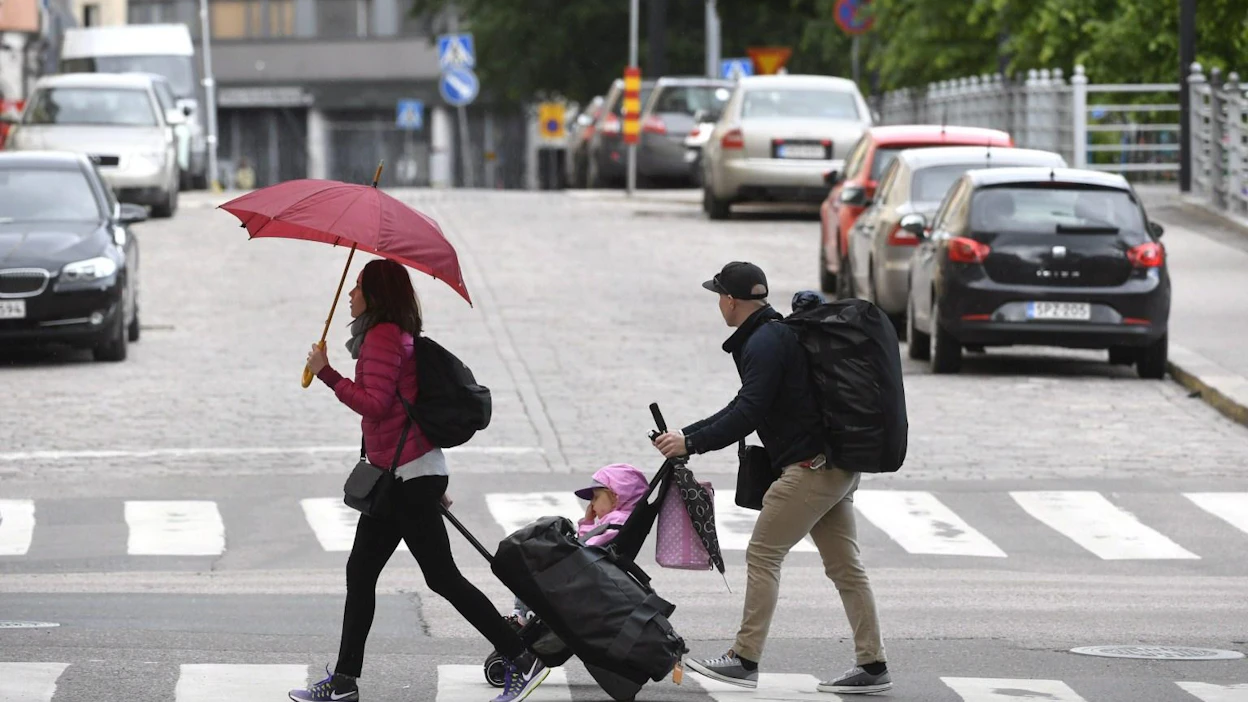 Tiistaina lämpötila painuu koko maassa alle 20 asteen. Loppuviikosta ennustetaan sateista. LEHTIKUVA / HEIKKI SAUKKOMAA