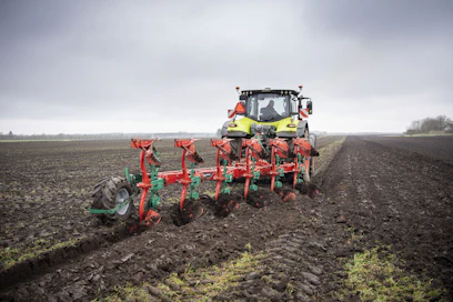 Claasin ajomukavuus pellolla arvioitiin vertailun parhaaksi. Kokonaisuutena John Deere oli kuitenkin testikuljettajien ykkössuosikki peltotöissä