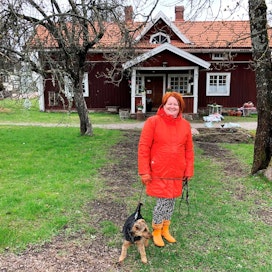 Tiina Reijonen löysi Lapinjärven kirkonkylältä talon, johon asettui Nelly-koiransa kanssa.