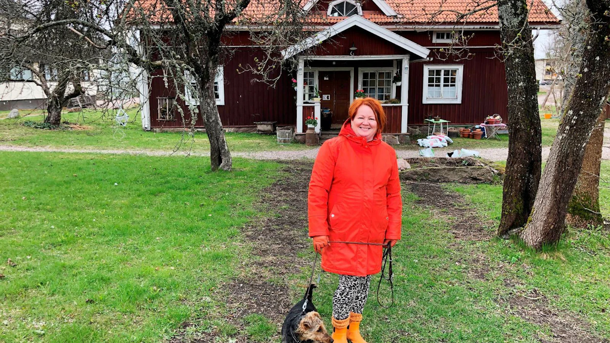 Tiina Reijonen löysi Lapinjärven kirkonkylältä talon, johon asettui Nelly-koiransa kanssa.