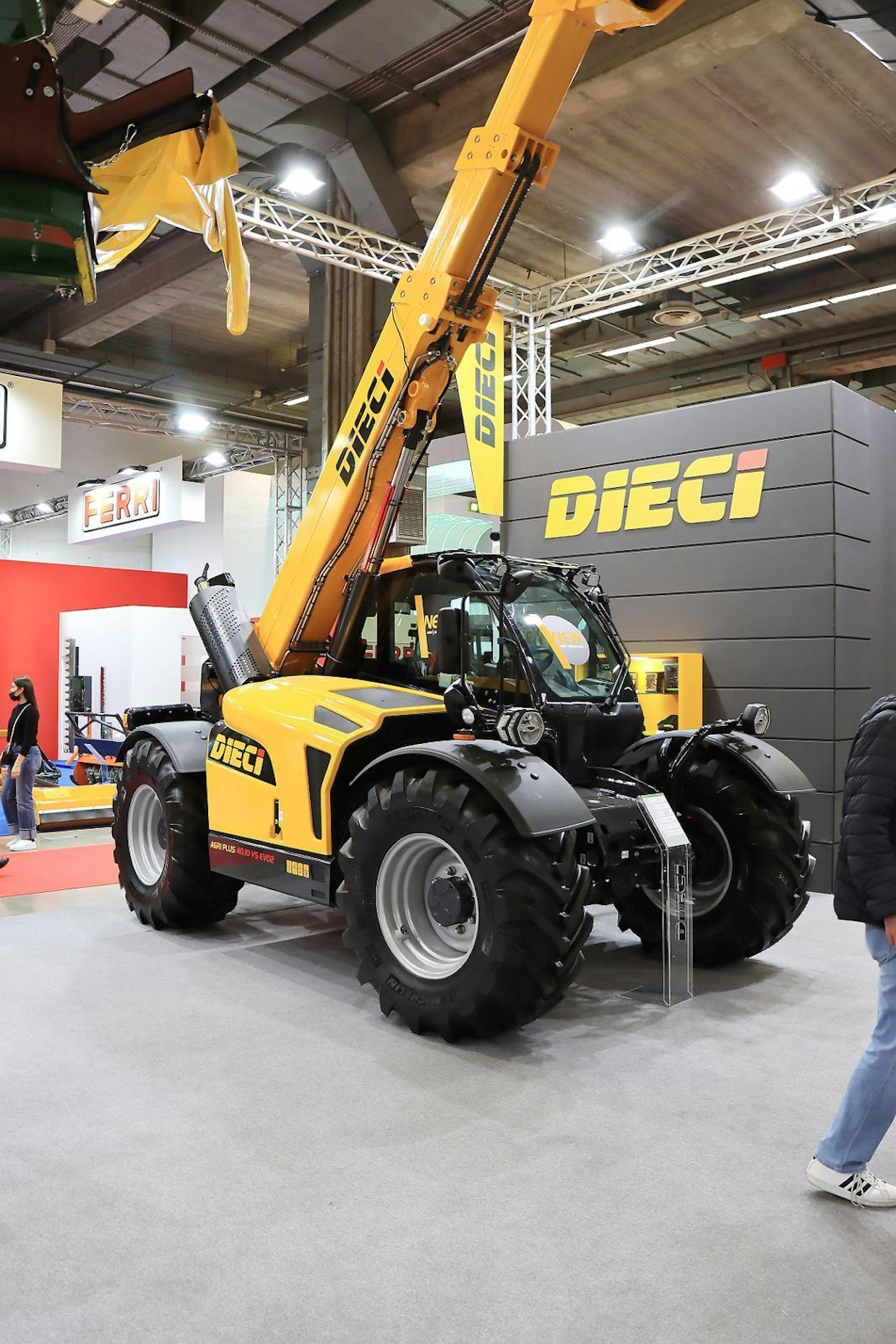 Dieci Agri Plus 40.10 VS EVO2 -kurottajassa on uudistettu ohjaamo, jonka kerrotaan muistuttavan henkilöauton ohjaamoa. Kurottaja kykenee nostamaan neljän tonnin lastin 9,6 metriin. Tiellä kone kulkee 40 km/h 155-hevosvoimaisen FPT-moottorin voimin, voimansiirto on hydrostaattinen.