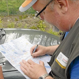 Markku Kejonen näyttää kartasta seuransa laajaa metsästysaluetta. Siitä 50 hehtaaria on teerille vapaaehtoisesti rauhoitettua aluetta. Se on pieni, mutta sen merkitys on iso, Kejonen toteaa. Lasse Kylänpää
