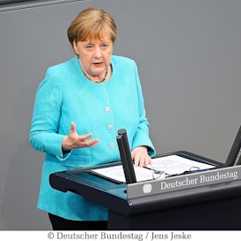 Angela Merkel astuu sivuun Saksan liittopäivävaalien jälkeen.