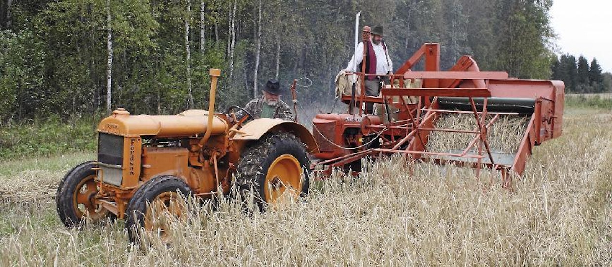 Pahasti ränsistynyt kasvusto oli pysynyt pystyssä, joten puinti sujui vauhdikkaasti. Lakoutunut vilja olisi jäänyt peltoon, maata myöten olevan kasvuston puintiin eivät Alliksen ominaisuudet riitä. Ajonopeus oli kovimmillaan noin 5 km/h, paremmissa olosuhteissa olisi menty lujempaa. Upottavissa paikoissa Fordson lykkäsi sen verran synkkää savua, ettei hirvikärpäsistä ollut pelkoa.