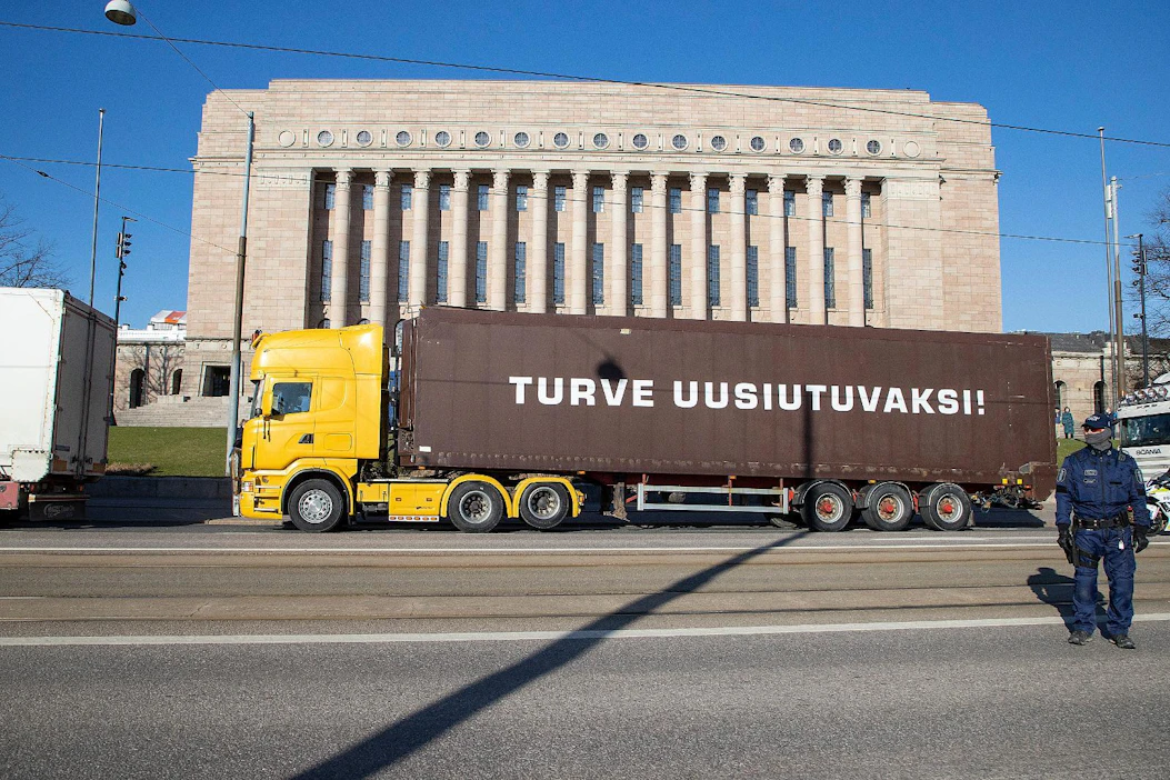 Mannerheimintie Helsingin keskustassa täyttyi kuljetusautoista vappuaattona. Eduskuntatalolle saapuneet turveyrittäjät ja muut elinkeinon edustajat vaativat turvetta uusiutuvaksi luonnonvaraksi.
