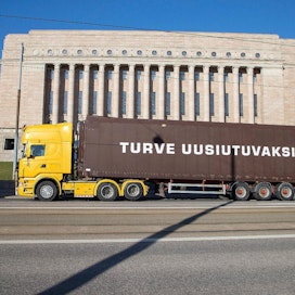 Mannerheimintie Helsingin keskustassa täyttyi kuljetusautoista vappuaattona. Eduskuntatalolle saapuneet turveyrittäjät ja muut elinkeinon edustajat vaativat turvetta uusiutuvaksi luonnonvaraksi.