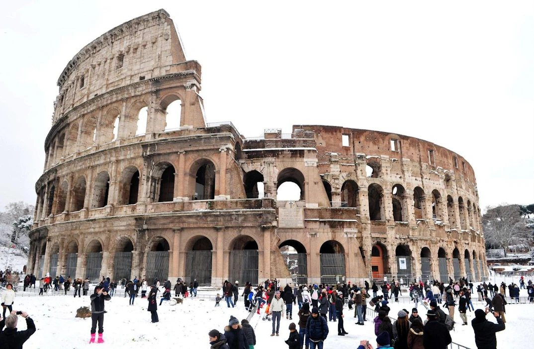 Colosseum saa Suomen värit itsenäisyyspäivän aattona. Helmikuussa 2012 nähtävyys sai ympärilleen lunta.