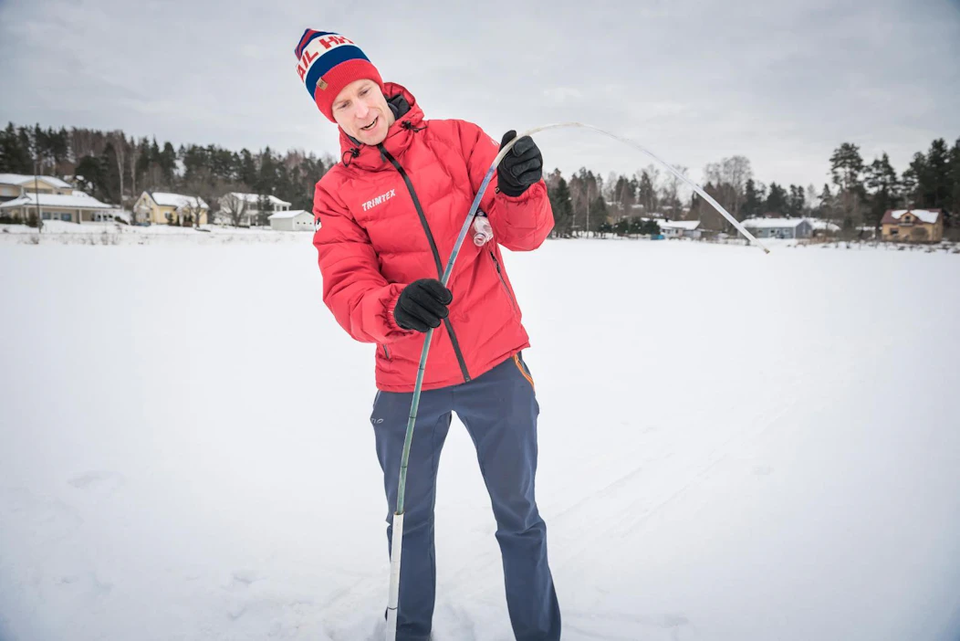 "Näihin aikoihin routa on yleensä syvimmillään ja alkaa sen jälkeen hiljalleen sulaa", kertoo tutkimusagrologi Mikko Sakala. Hän mittasi roudan syvyyttä torstaina Yara Suomen omistamalla Kotkanniemen tutkimusasemalla