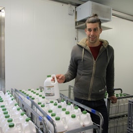 Mattias Andersson pakkaa maitoa tilameijerissä joka toinen päivä. Joka toinen taas on toimituspäivä kauppoihin.