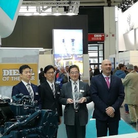Diesel-lehden päätoimittaja Fabio Butturi luovutti palkinnon Kubota Holdings Europe B.V:n toimitusjohtajalle Kazunari Shimokawalle.