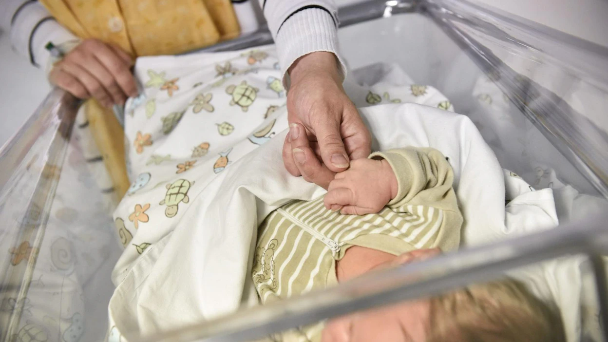Peräti 81 prosenttia suomalaisista arvioi, että epävarmuus tulevaisuudesta alentaa syntyvyyttä, ilmenee Elinkeinoelämän valtuuskunnan Evan arvo- ja asennetutkimuksesta.