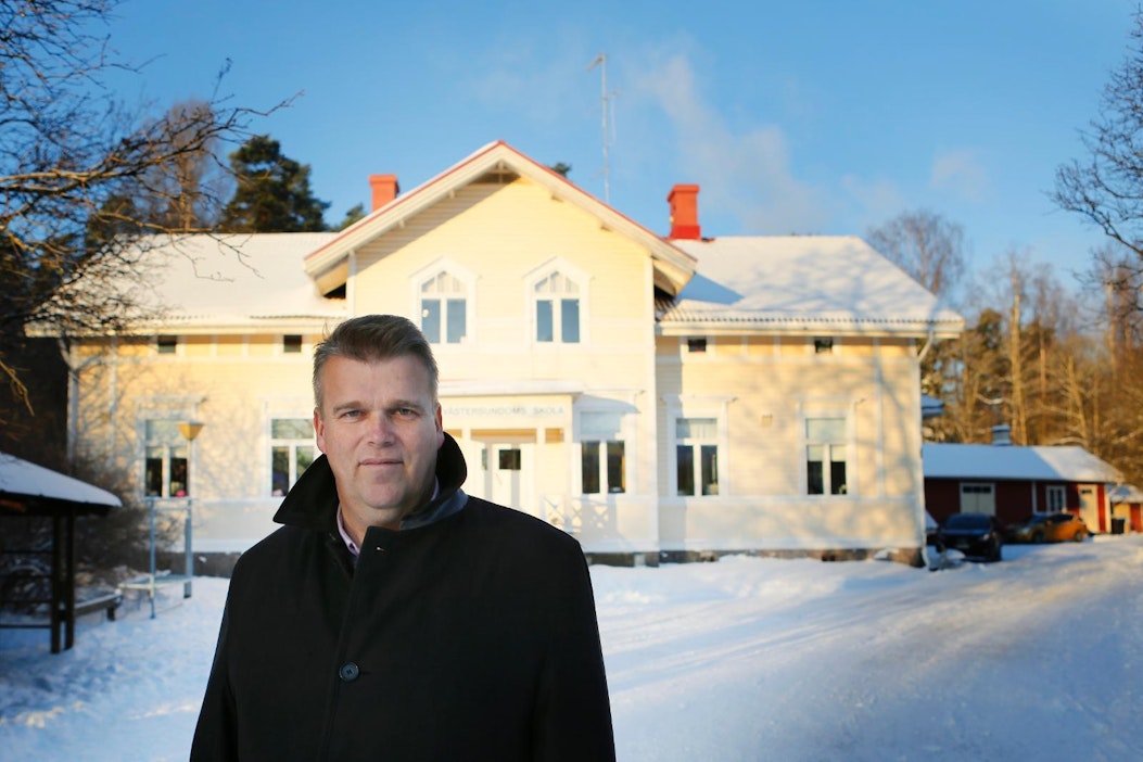 Koulun johtaja Patrik Karlsson kertoo, ettei paniikkia ole syntynyt.