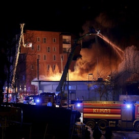 Järvenpään Jampan lähiön ostoskeskus tuhoutui perjantai-iltana syttyneessä tulipalossa.