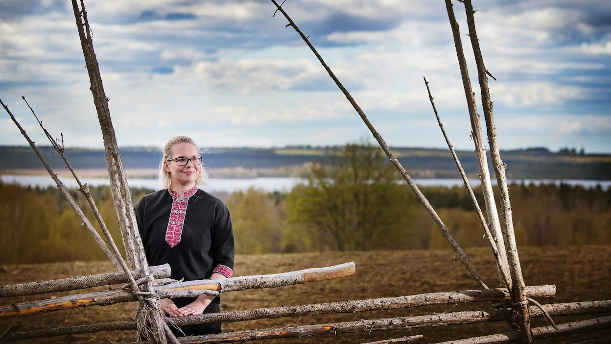 ”Kyllä pihapiiri on osa ravintolan toimintaympäristöä. Kuka vain voi tarjota karjalaisen pitopöydän antimia. Me voimme tarjota niitä aidossa ympäristössä”, kehaisee Marjo Niiranen silminnähden ylpeänä yrityksestään ja talkoilla uuteen uskoon elvytetystä Parppeinvaarasta.