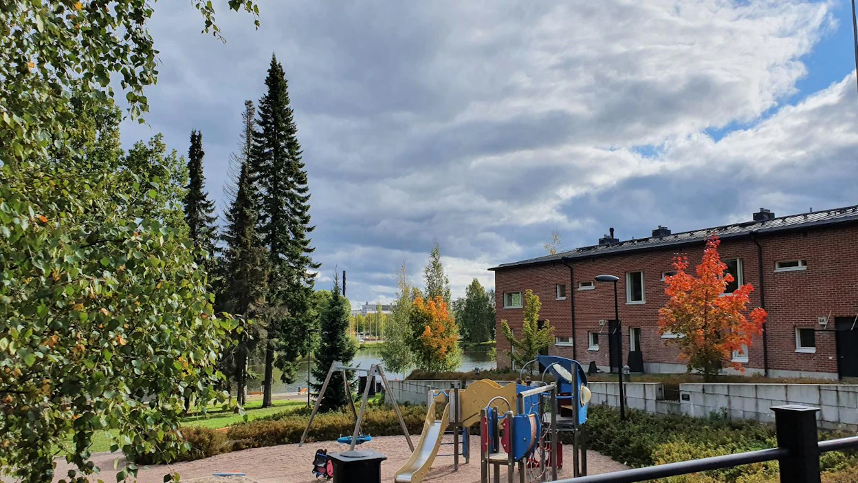 Mahdollisuus tehdä työtä etänä on hyödyttänyt pääkaupunkiseudun lähikuntien lisäksi myös esimerkiksi Hämeenlinnan ja Lahden asuntomarkkinoita. Asumiseen on mahdollista saada pääkaupunkiseutuun verrattuna sekä kohtuuhintaisempia neliöitä että väljempää kaupunkimiljöötä. Kuva Hämeenlinnasta.