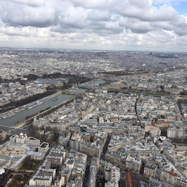 Pariisi ei näytä erityisen vihreältä kaupungilta, kun sitä katsoo ilmasta käsin.