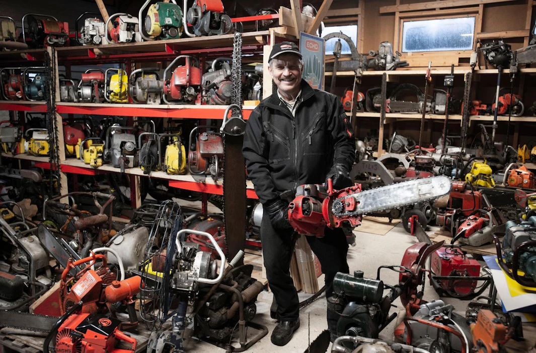 Matti Kivistö on kerännyt moottorisahoja pian 50 vuotta. Hänen käsissään on uimurikaasuttimella varustettu saksalainen Dolmar CP -saha, joka painaa 14 kiloa. Mallia valmistettiin vuosina 1953–61.
