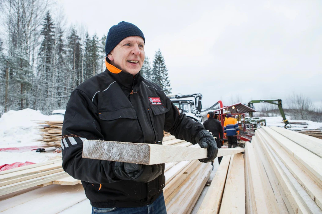 Timo Ripatin johtama piensahojen yhdistys Sahayrittäjät ry haluaa edistää julkista puurakentamista lain voimalla.