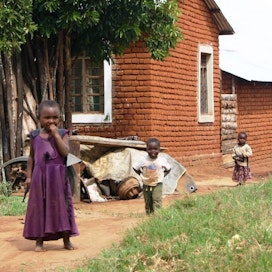 Suomalaiset näkevät kehitysmaat hyvin perinteisesti. Nämä lapset elävät vahvan metsätalouden kylässä Matembwessa Tansaniassa.