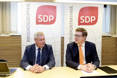 SDP:n puheenjohtaja Antti Rinne (vas.) ja eduskuntaryhmän puheenjohtaja Antti Lindtman kertoivat puolueen 10 ideaa Suomelle -esityksestä keskiviikkona. LEHTIKUVA / Martti Kainulainen