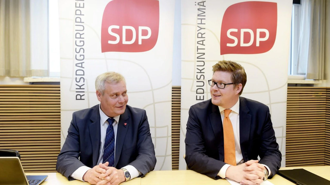 SDP:n puheenjohtaja Antti Rinne (vas.) ja eduskuntaryhmän puheenjohtaja Antti Lindtman kertoivat puolueen 10 ideaa Suomelle -esityksestä keskiviikkona. LEHTIKUVA / Martti Kainulainen