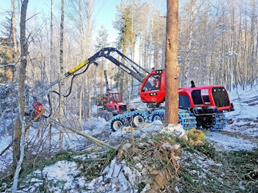 20 000 kilon omapaino ja kahdeksan pyörän tarjoama tukipinta tekee 901XC:tä vakaan kokonaisuuden. Takatelin lisäpaino vakauttaa konetta myös mäkisissä maastoissa. Kuvan tilanteessa etutelin etupyörä oli tyhjän päällä, silti puomistolla pystyi kaatamaan rungon täydeltä ulottumalta.